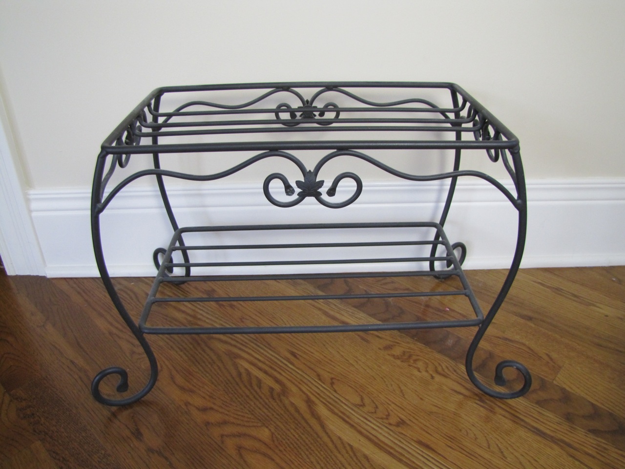 Longaberger Picnic Basket Set with Wrought Iron Stand and Inserts