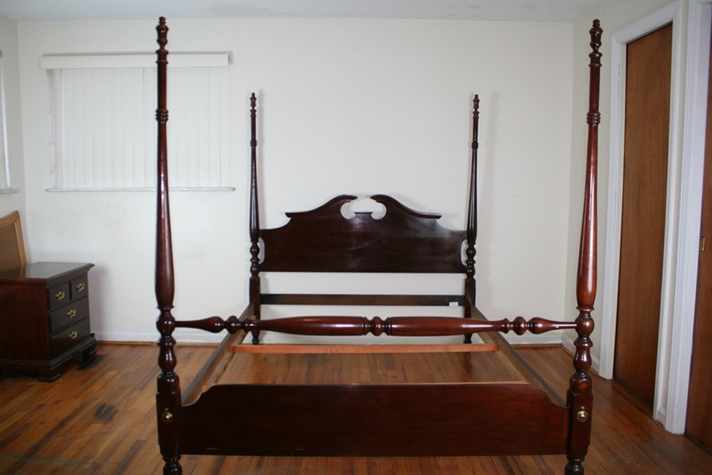 Thomasville Four Poster Cherry Bed (Oueen Size)