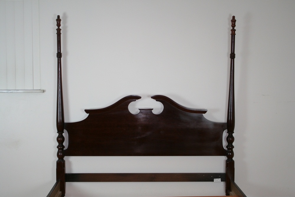 Thomasville Four Poster Cherry Bed (Oueen Size)