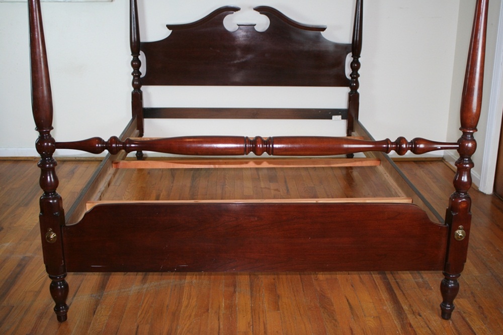Thomasville Four Poster Cherry Bed (Oueen Size)
