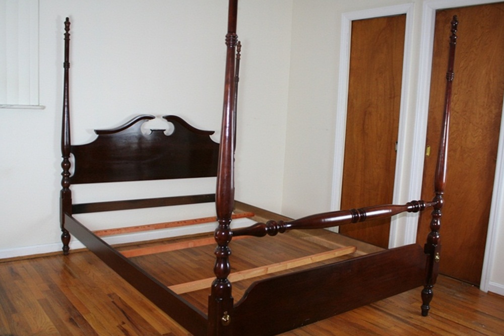 Thomasville Four Poster Cherry Bed (Oueen Size)
