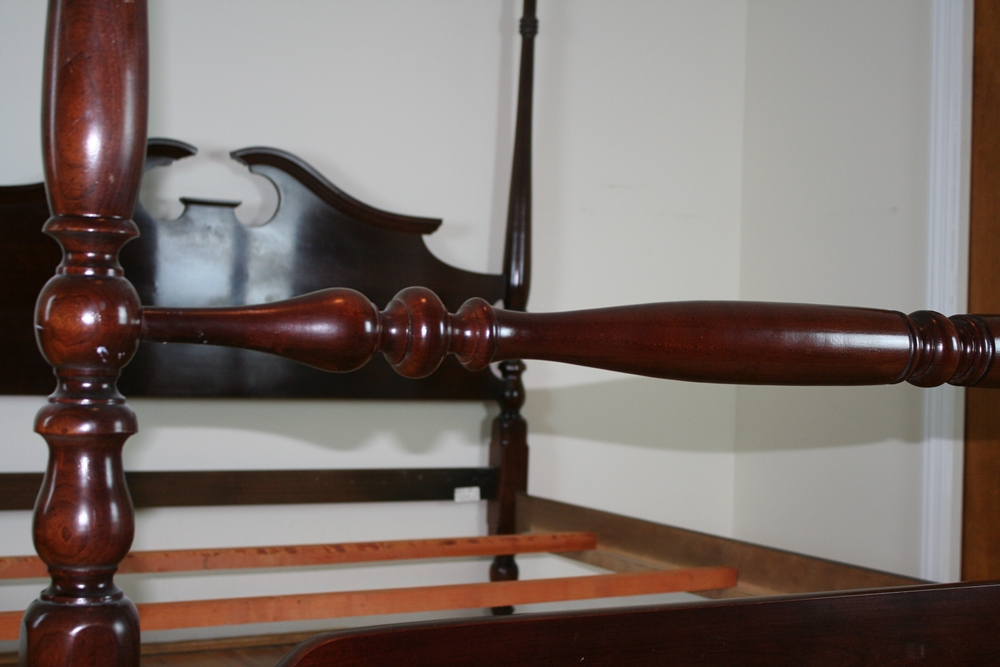 Thomasville Four Poster Cherry Bed (Oueen Size)