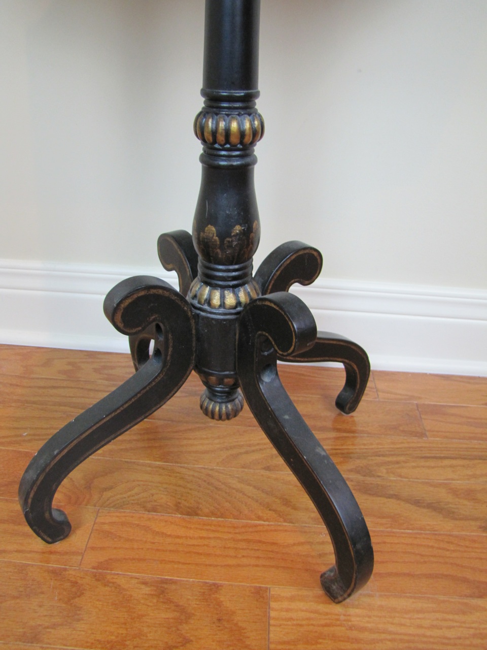 Bombay Pedestal Tray Table