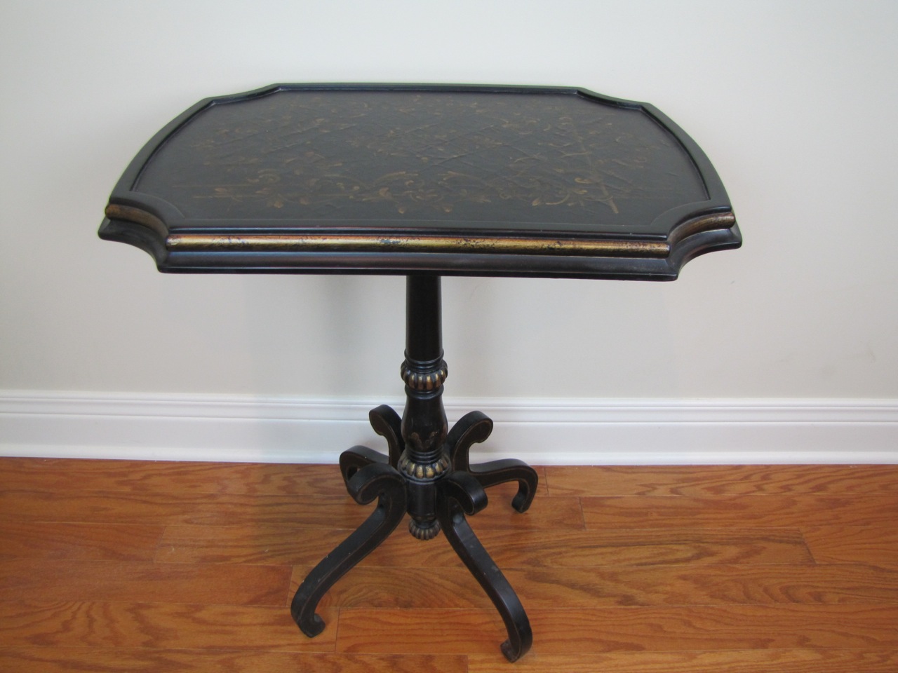 Bombay Pedestal Tray Table