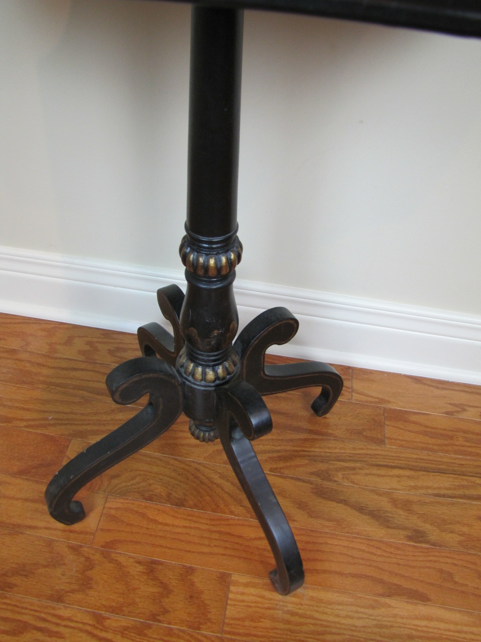 Bombay Pedestal Tray Table