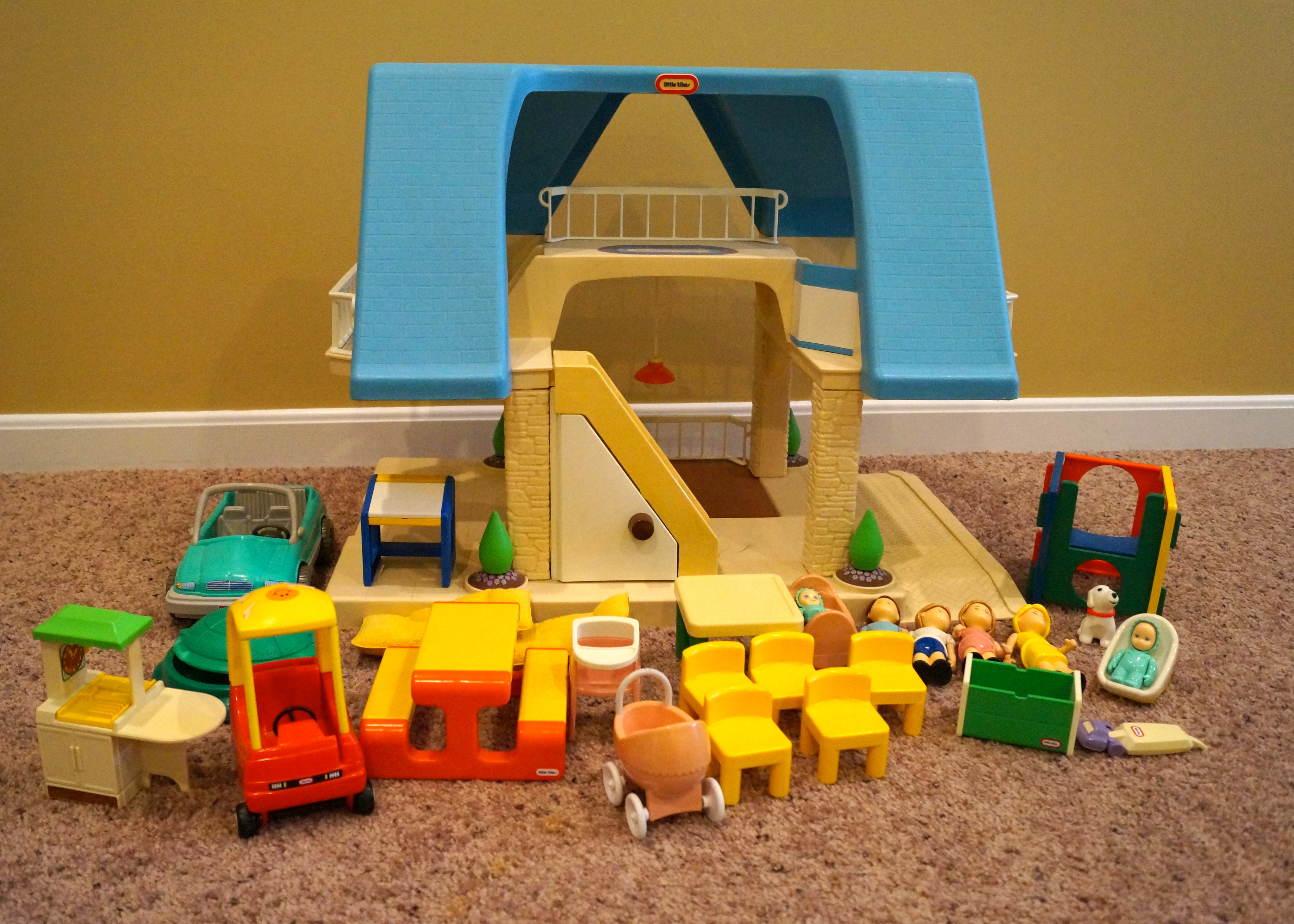 Little Tikes Large  Blue Roof Dollhouse, Minivan and Accessories