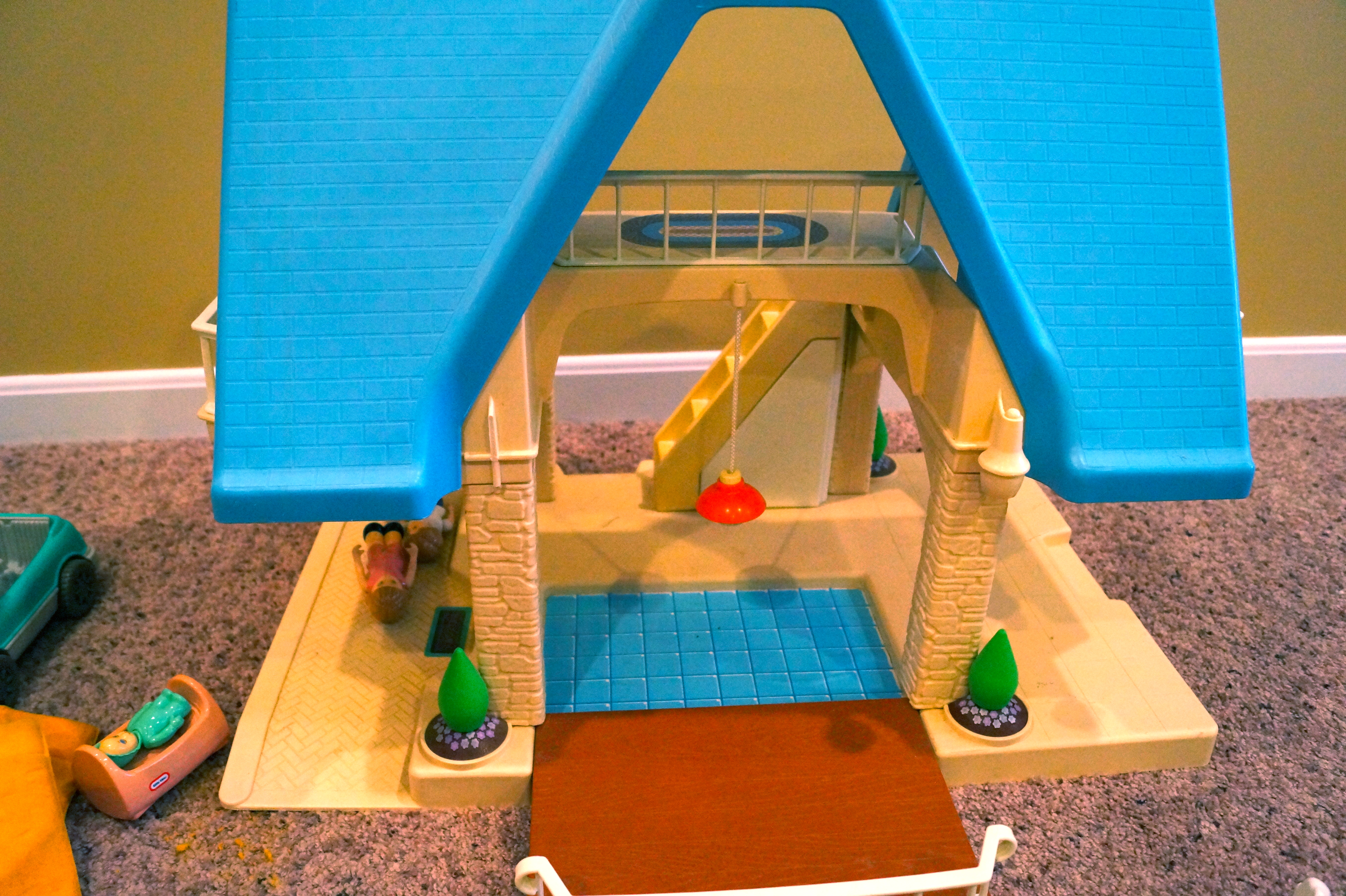Little Tikes Large  Blue Roof Dollhouse, Minivan and Accessories