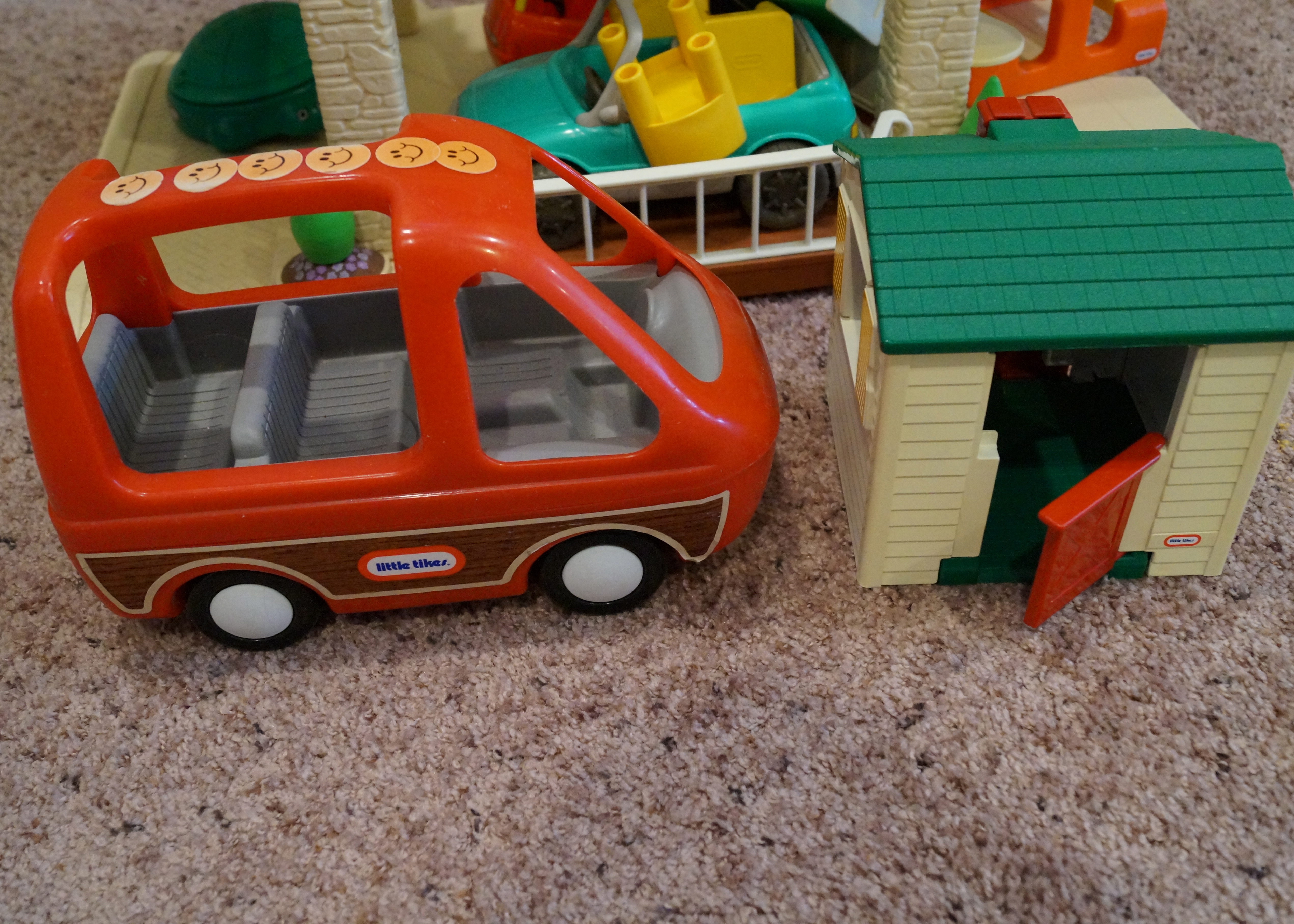 Little Tikes Large  Blue Roof Dollhouse, Minivan and Accessories