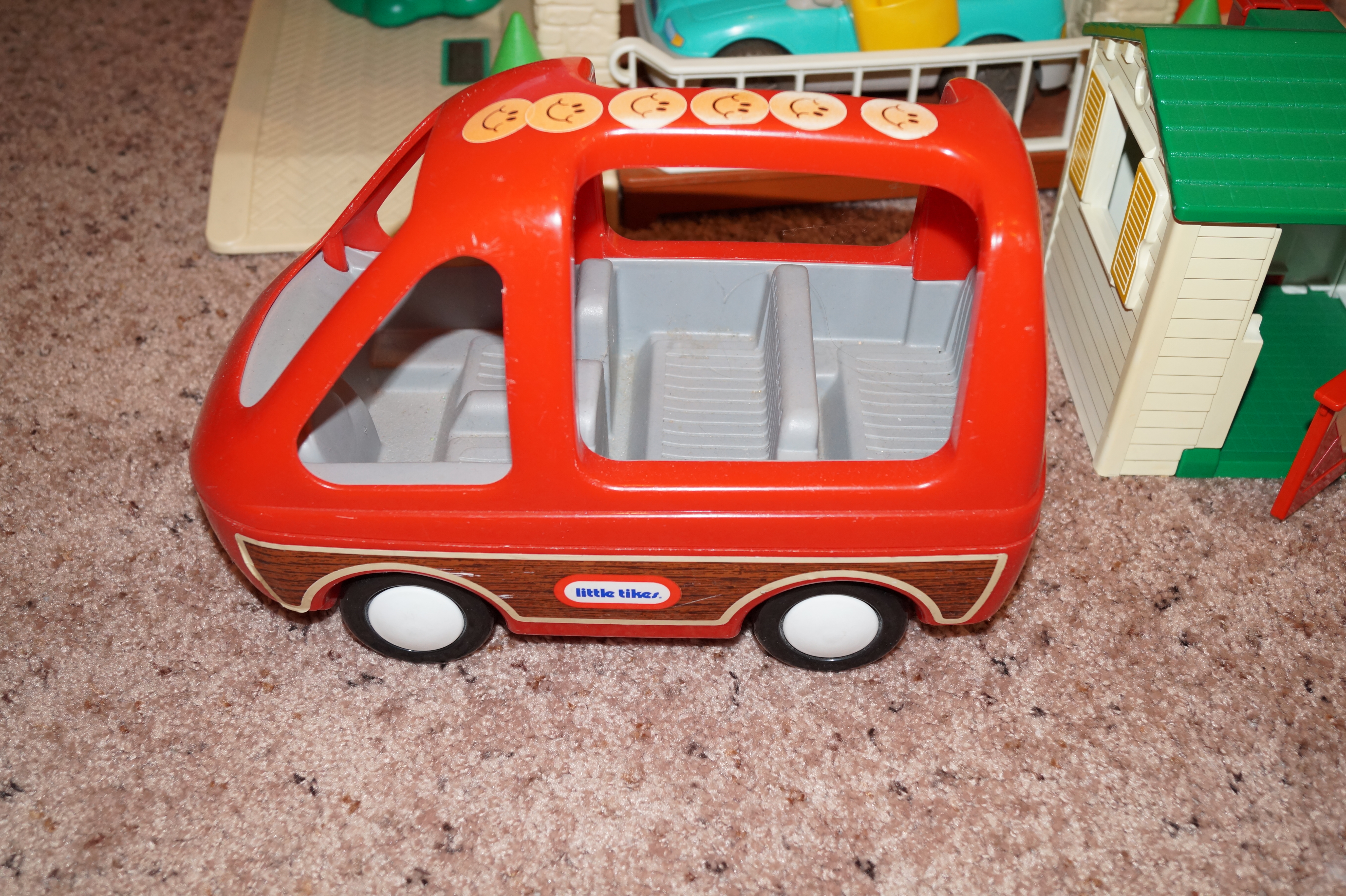Little Tikes Large  Blue Roof Dollhouse, Minivan and Accessories