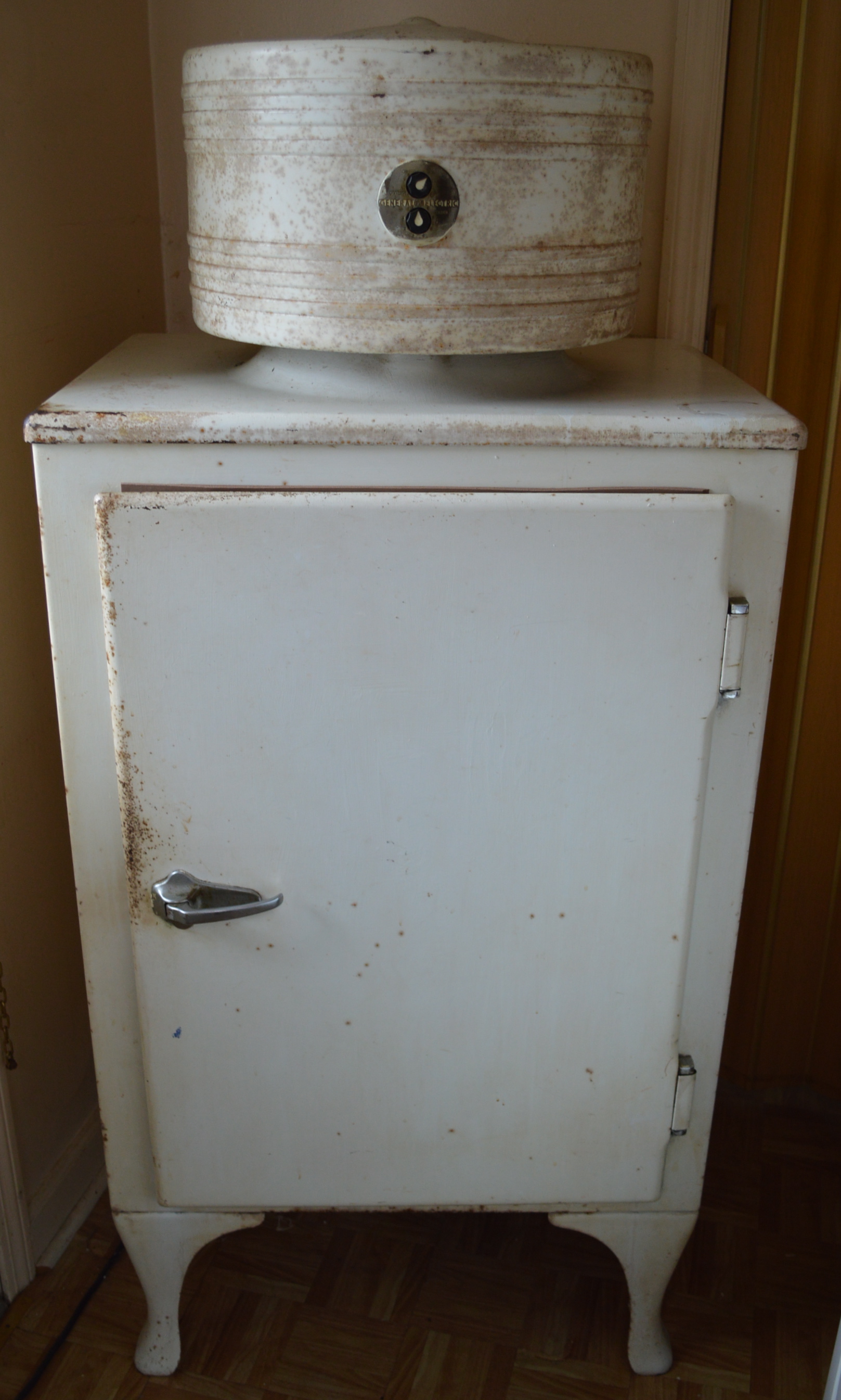 GE Monitor Top Refrigerator