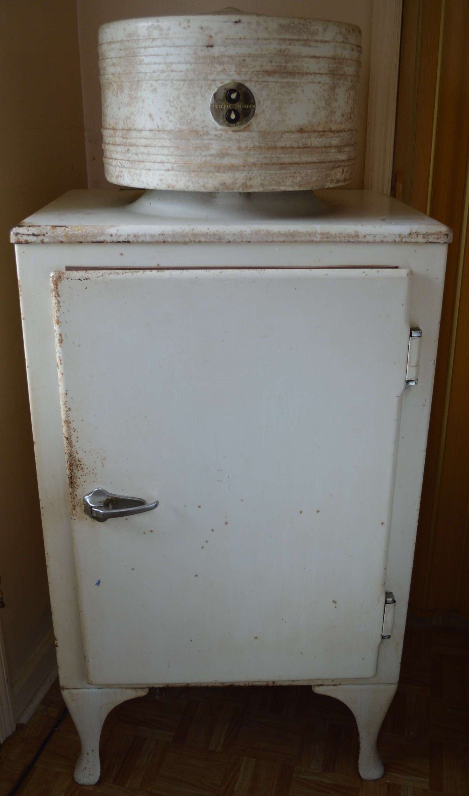 GE Monitor Top Refrigerator