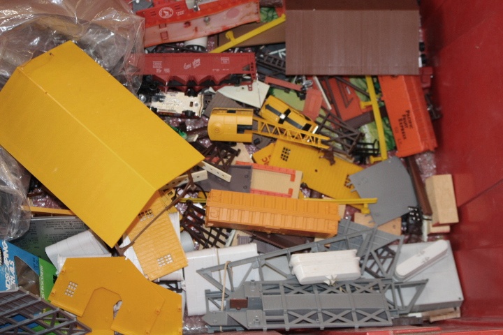 TYCO HO Scale Train Buildings & Accessories