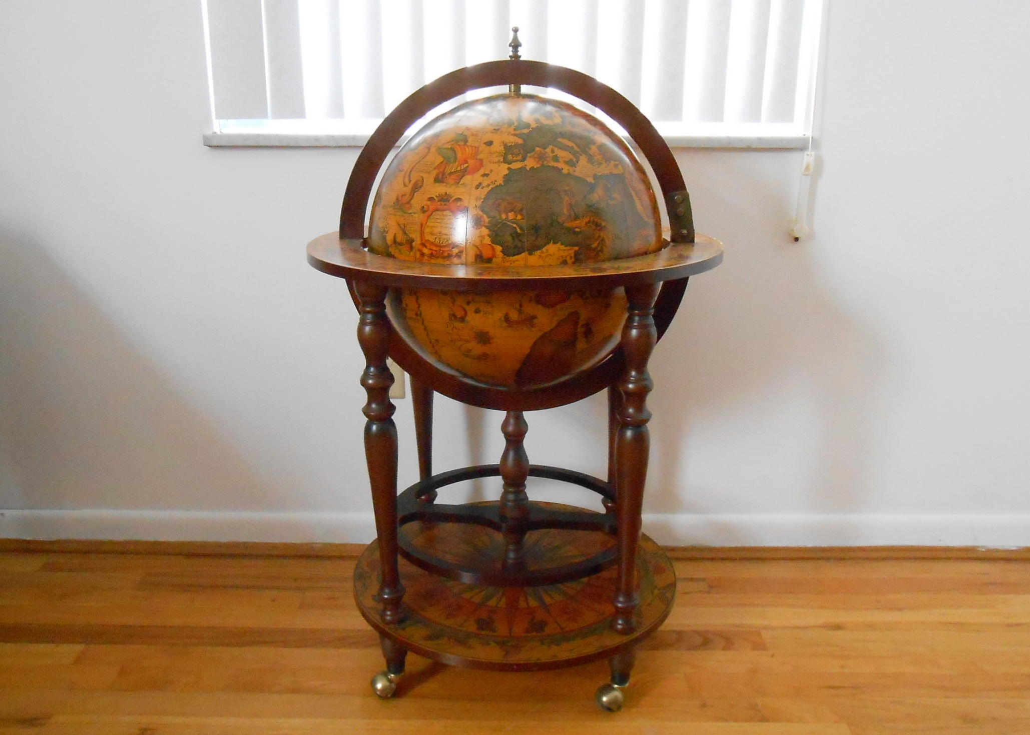 Vintage Italian Made Old World Globe Bar