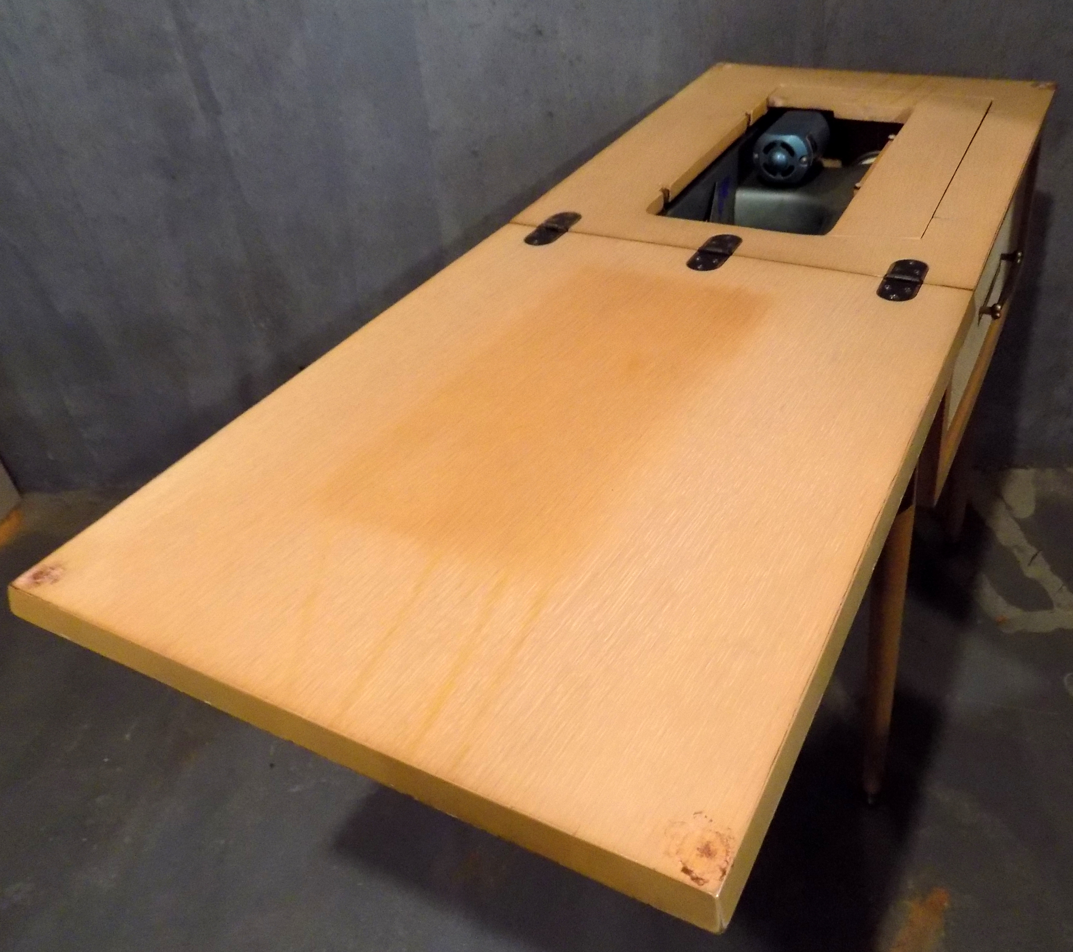 Vintage Universal 400 DeLuxe Sewing Machine and Table