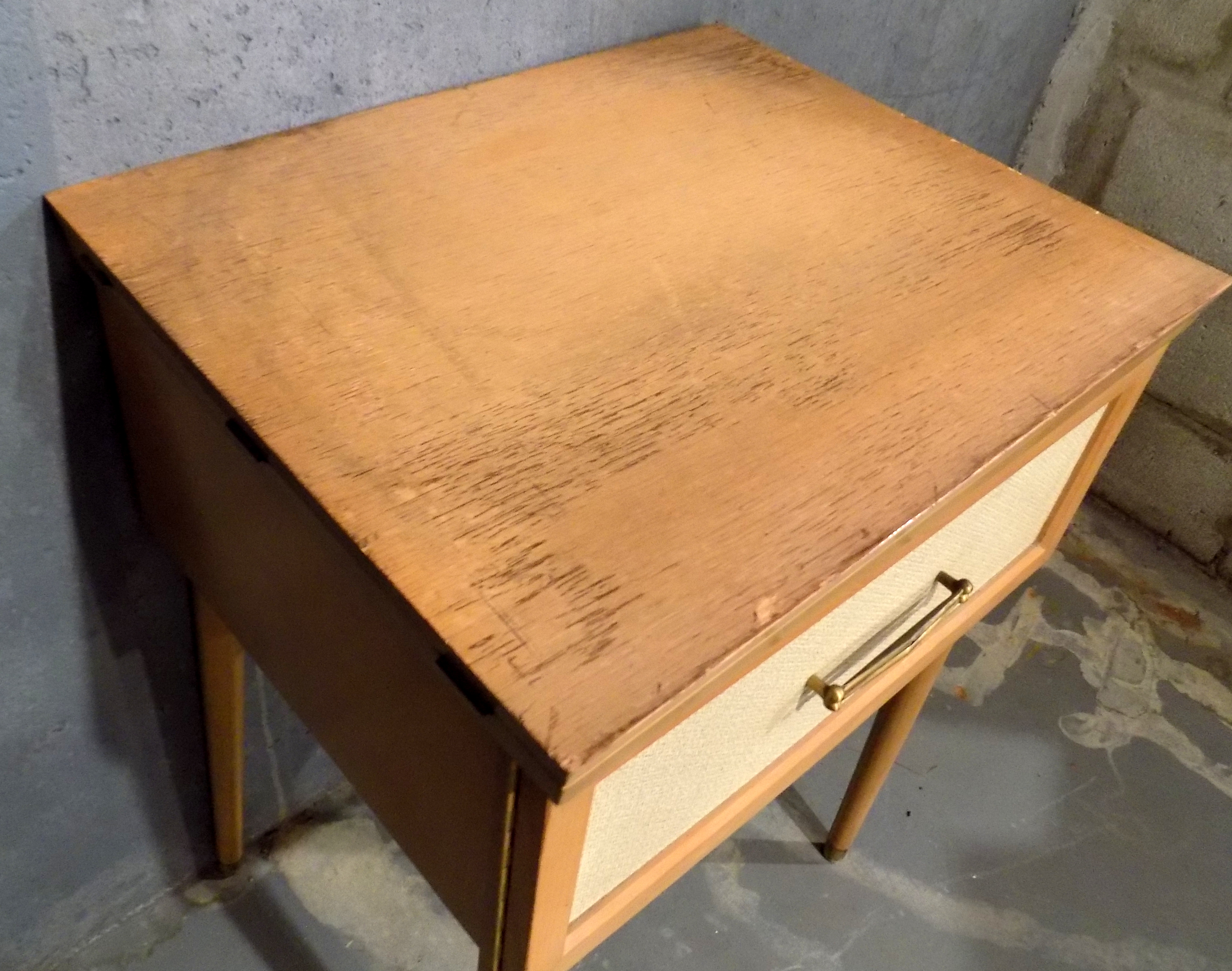 Vintage Universal 400 DeLuxe Sewing Machine and Table