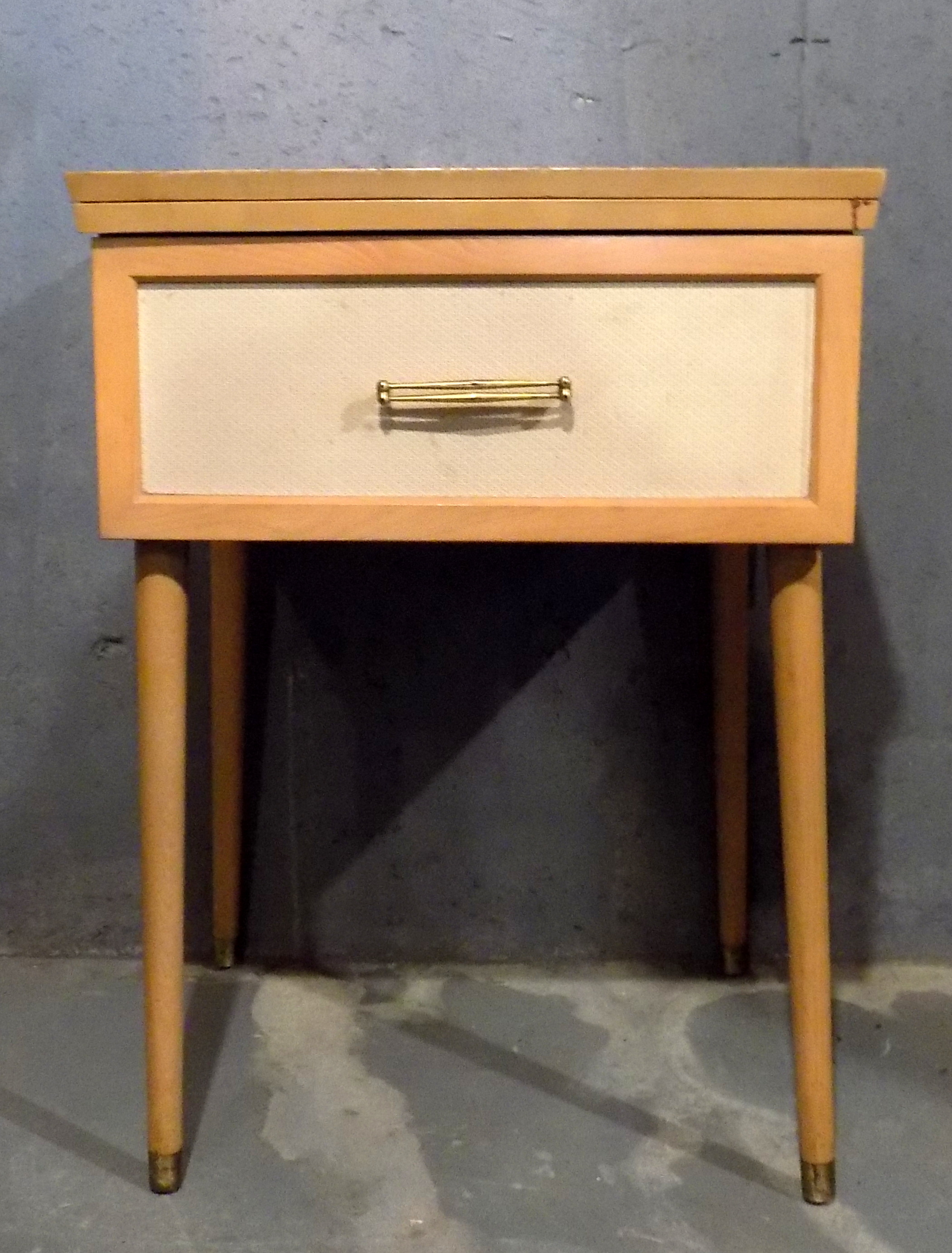 Vintage Universal 400 DeLuxe Sewing Machine and Table