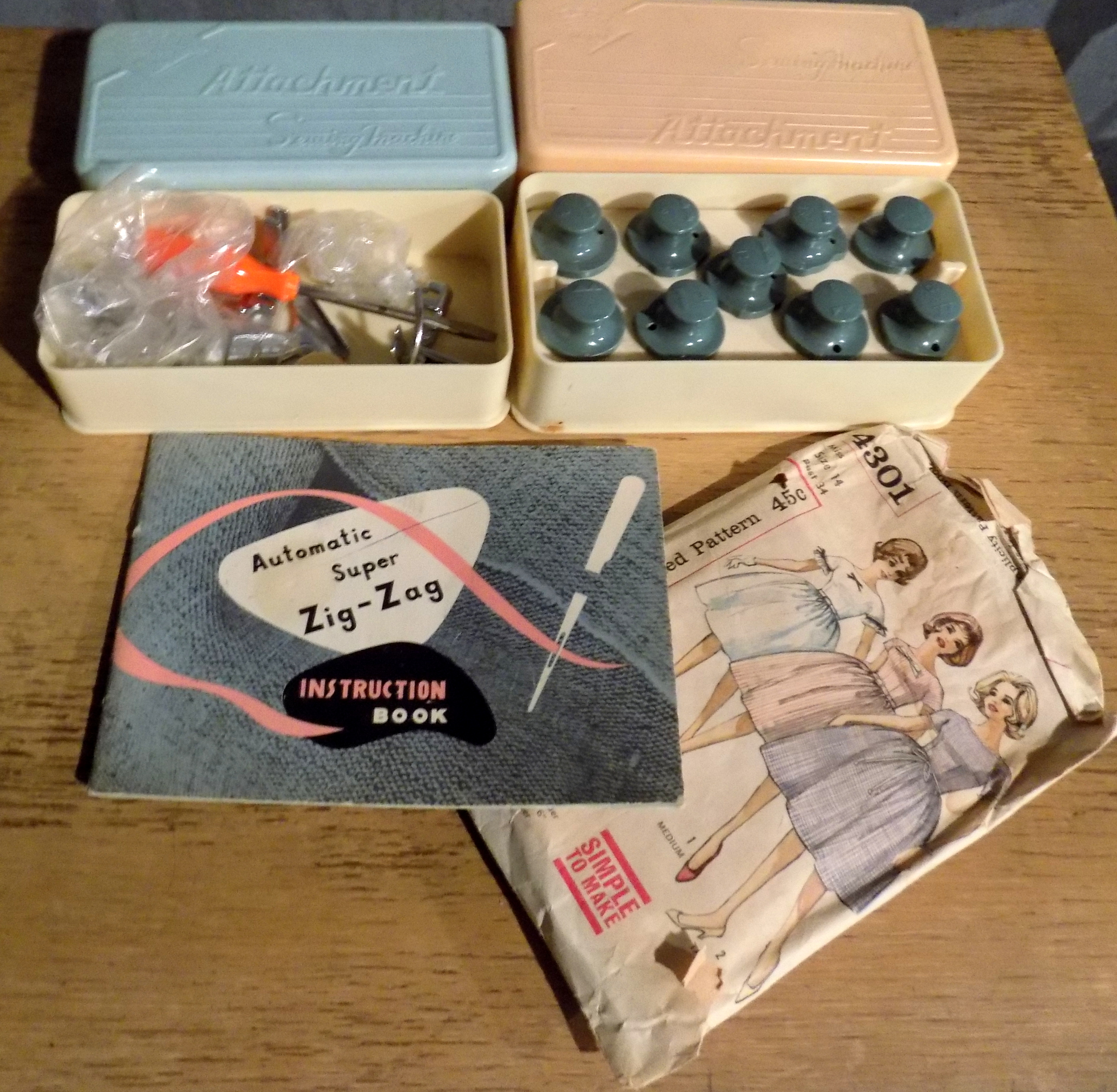 Vintage Universal 400 DeLuxe Sewing Machine and Table