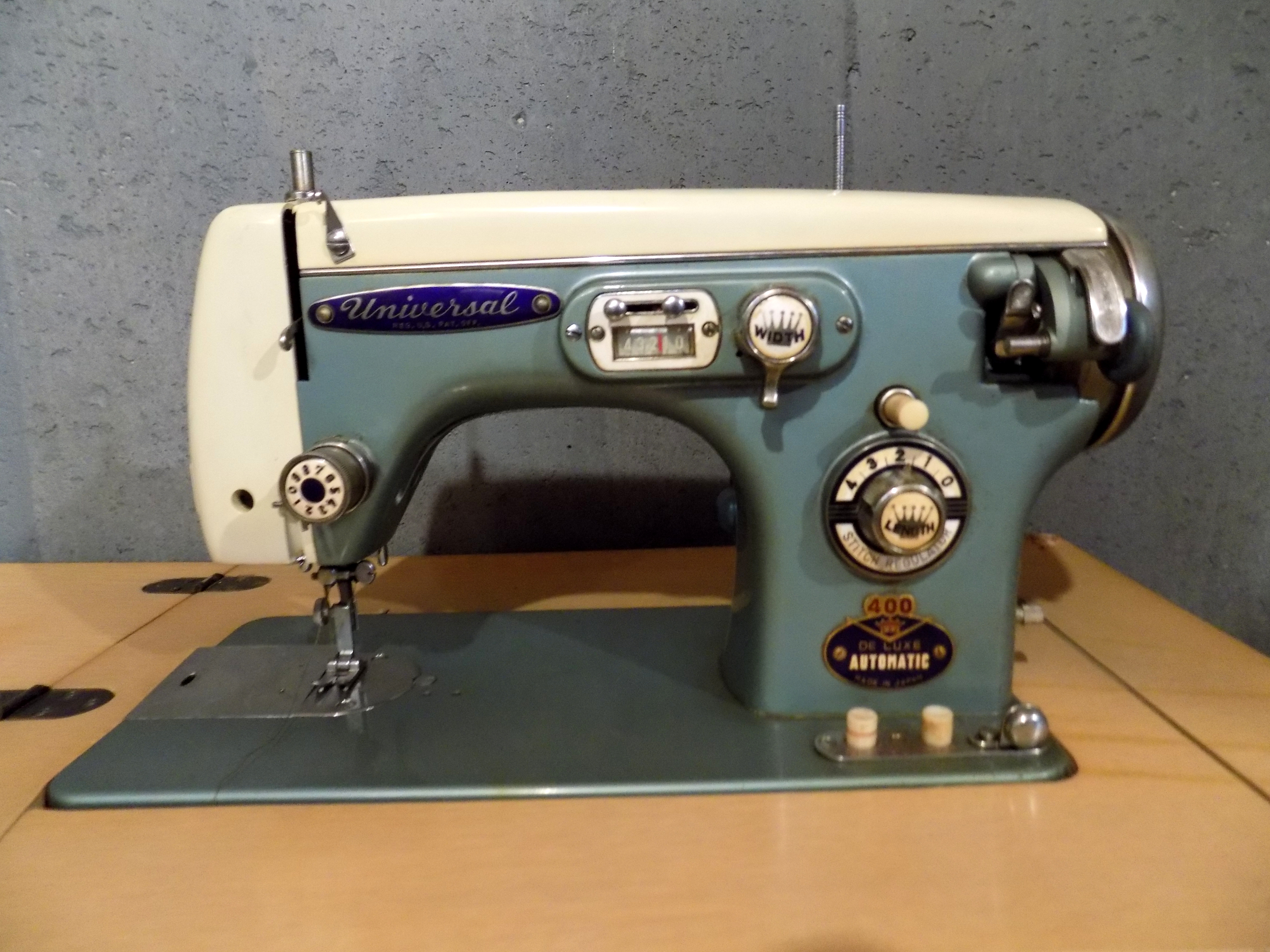 Vintage Universal 400 DeLuxe Sewing Machine and Table