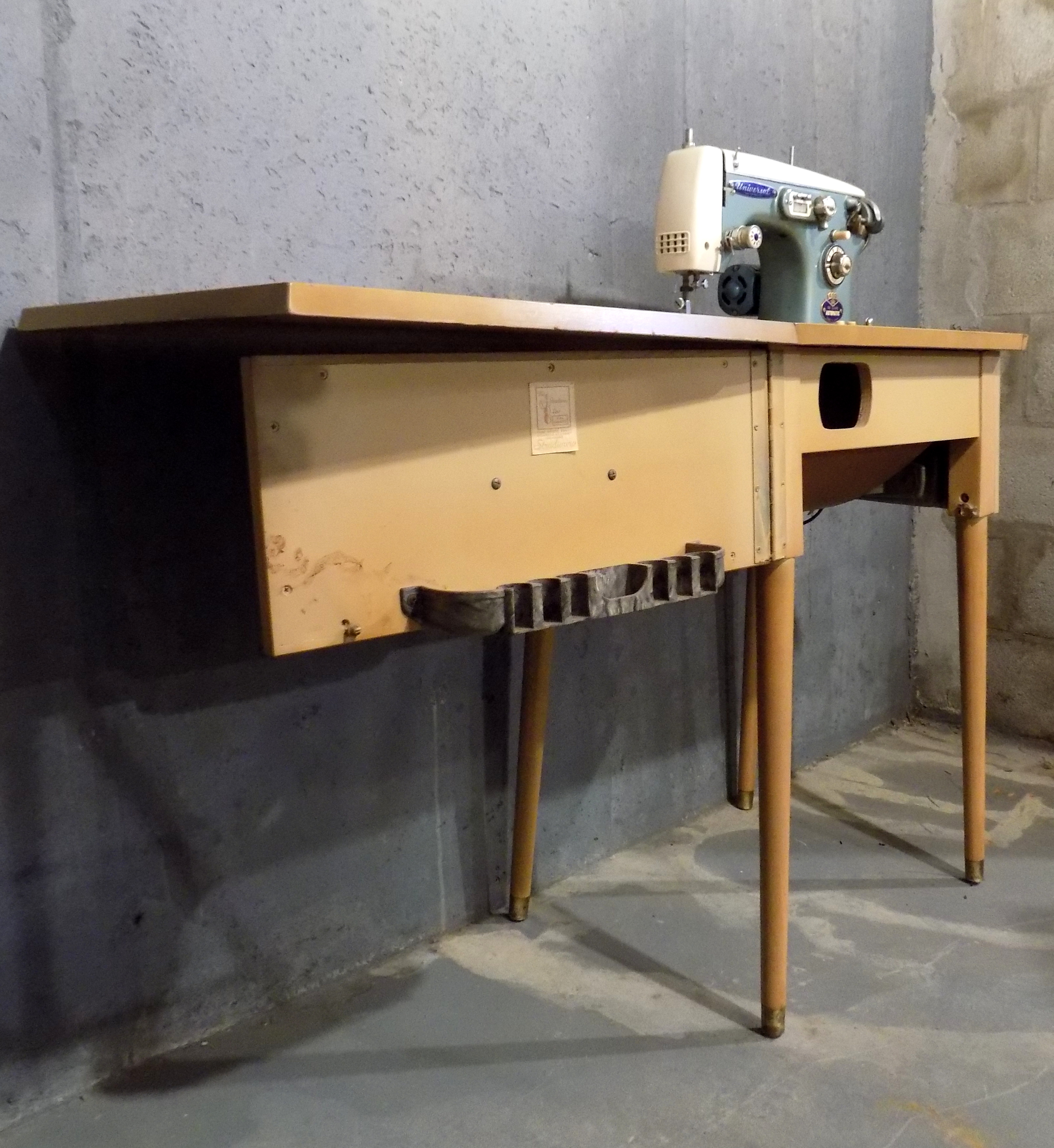 Vintage Universal 400 DeLuxe Sewing Machine and Table