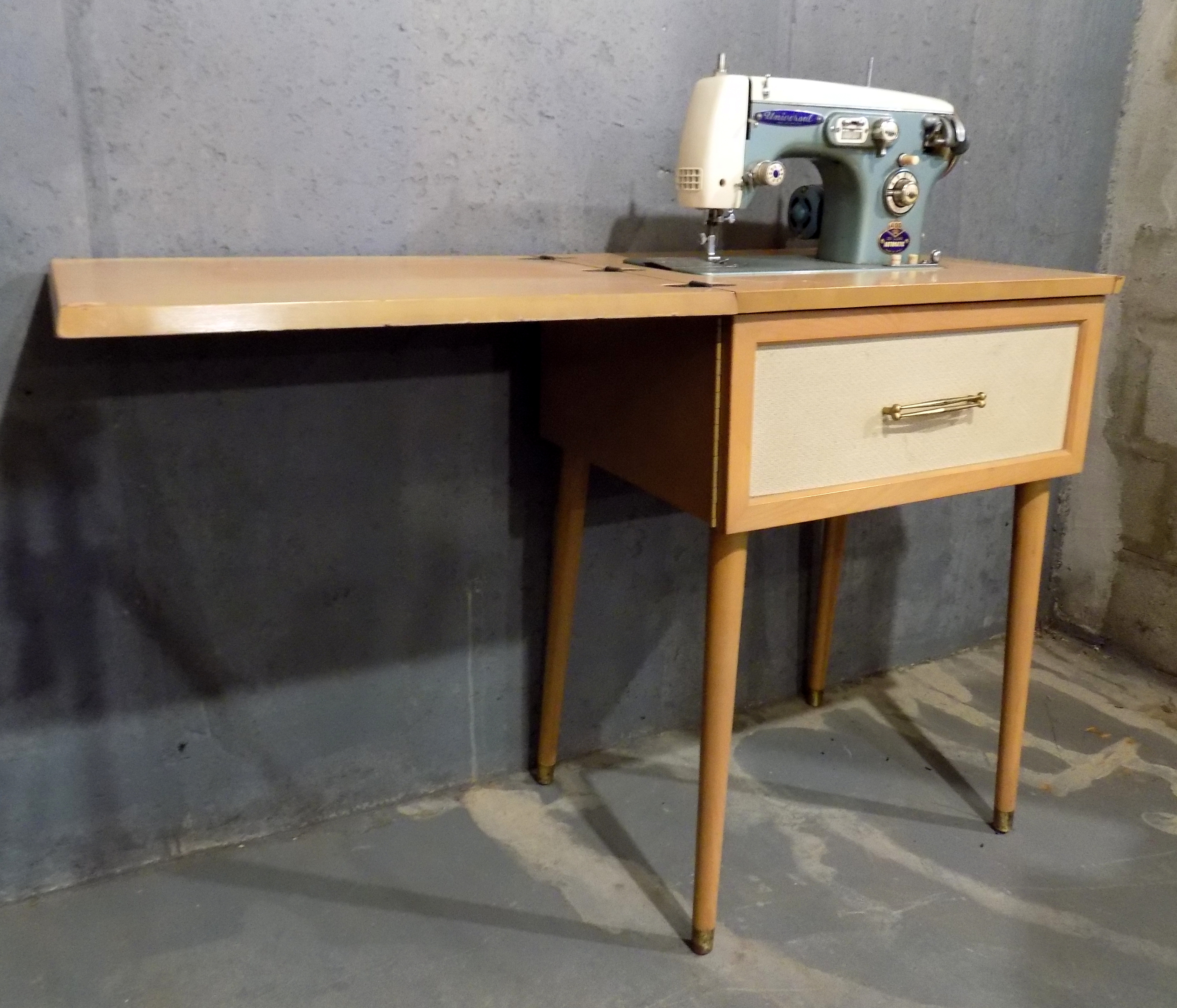 Vintage Universal 400 DeLuxe Sewing Machine and Table
