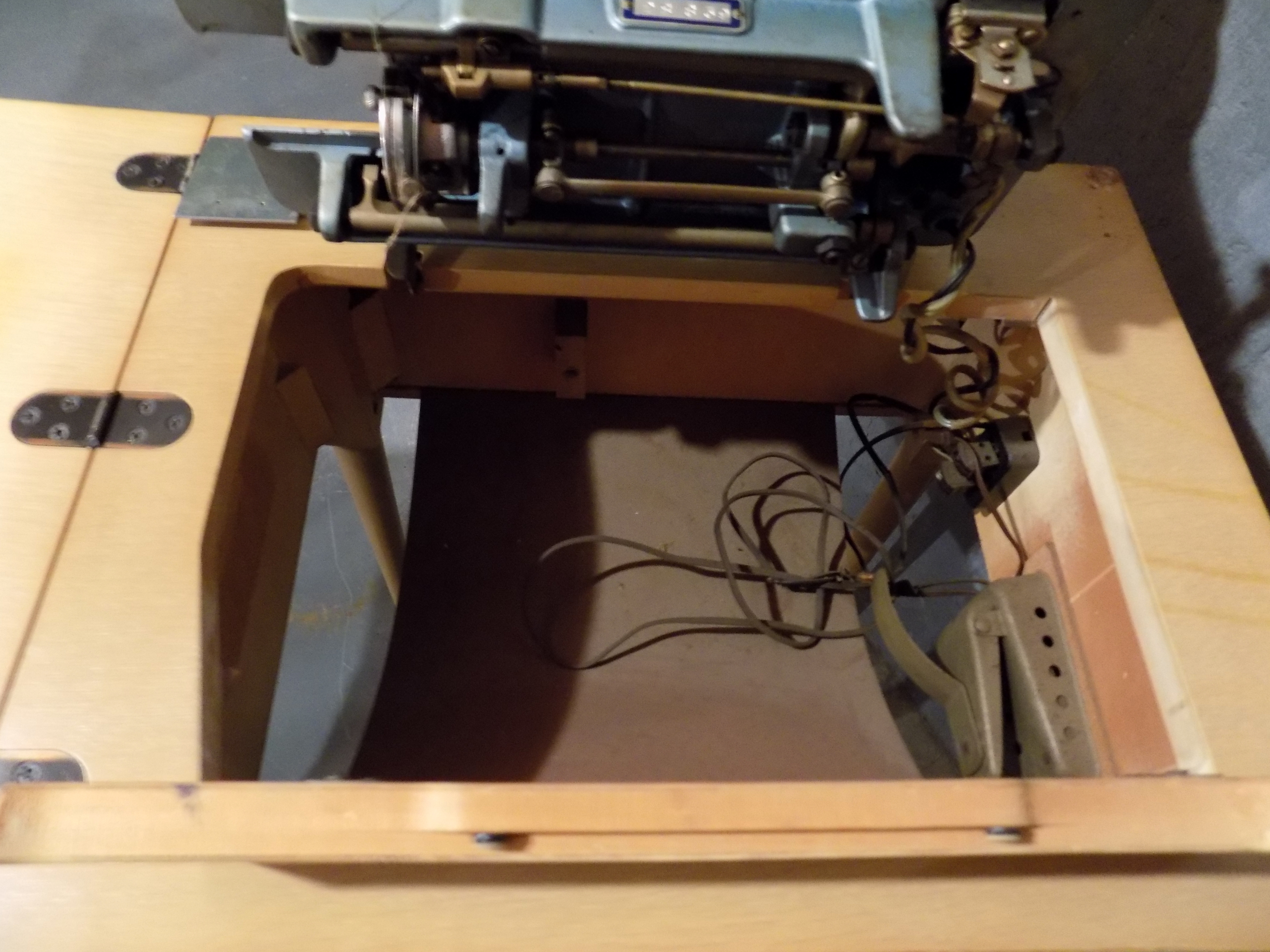 Vintage Universal 400 DeLuxe Sewing Machine and Table