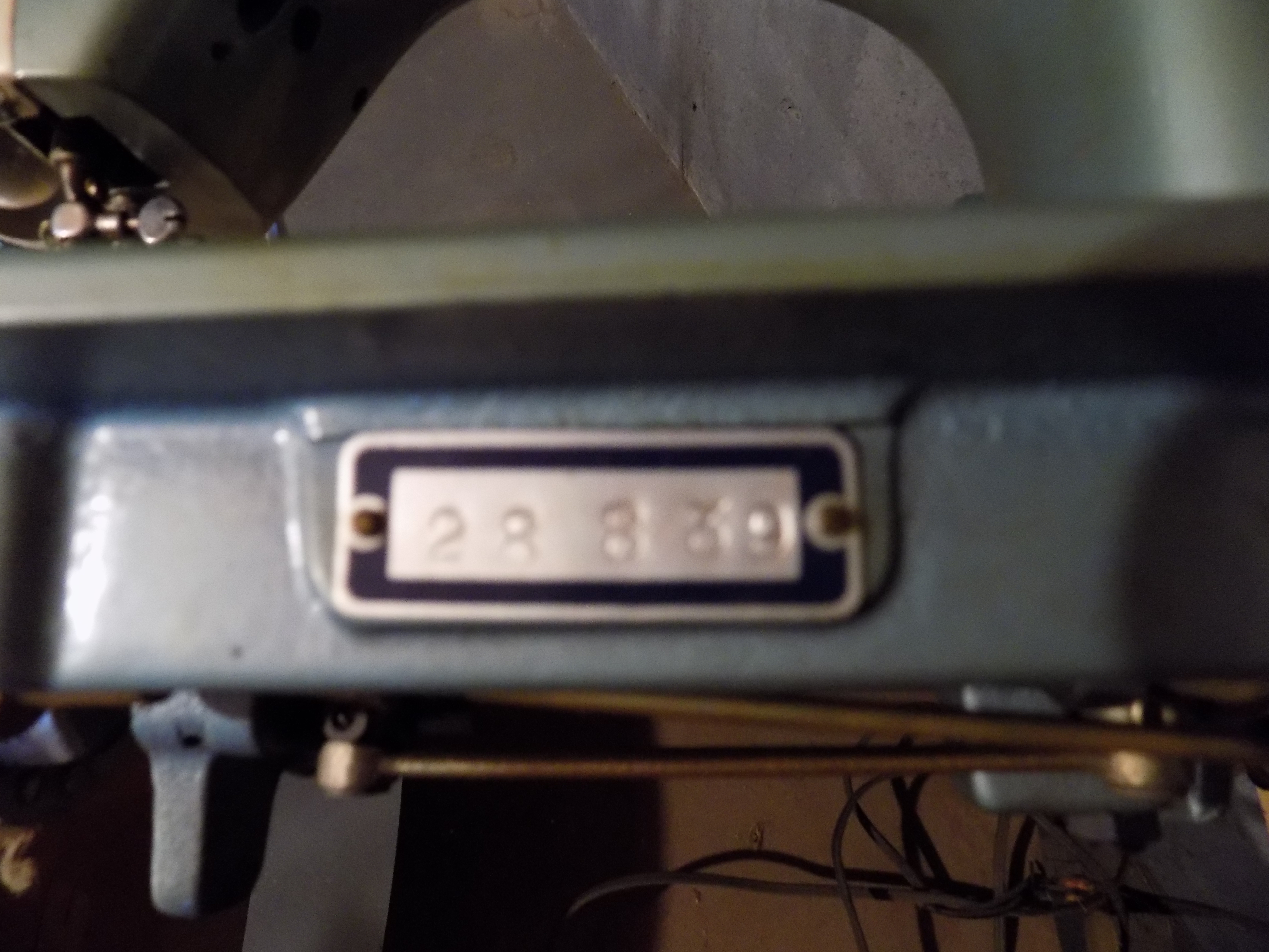 Vintage Universal 400 DeLuxe Sewing Machine and Table