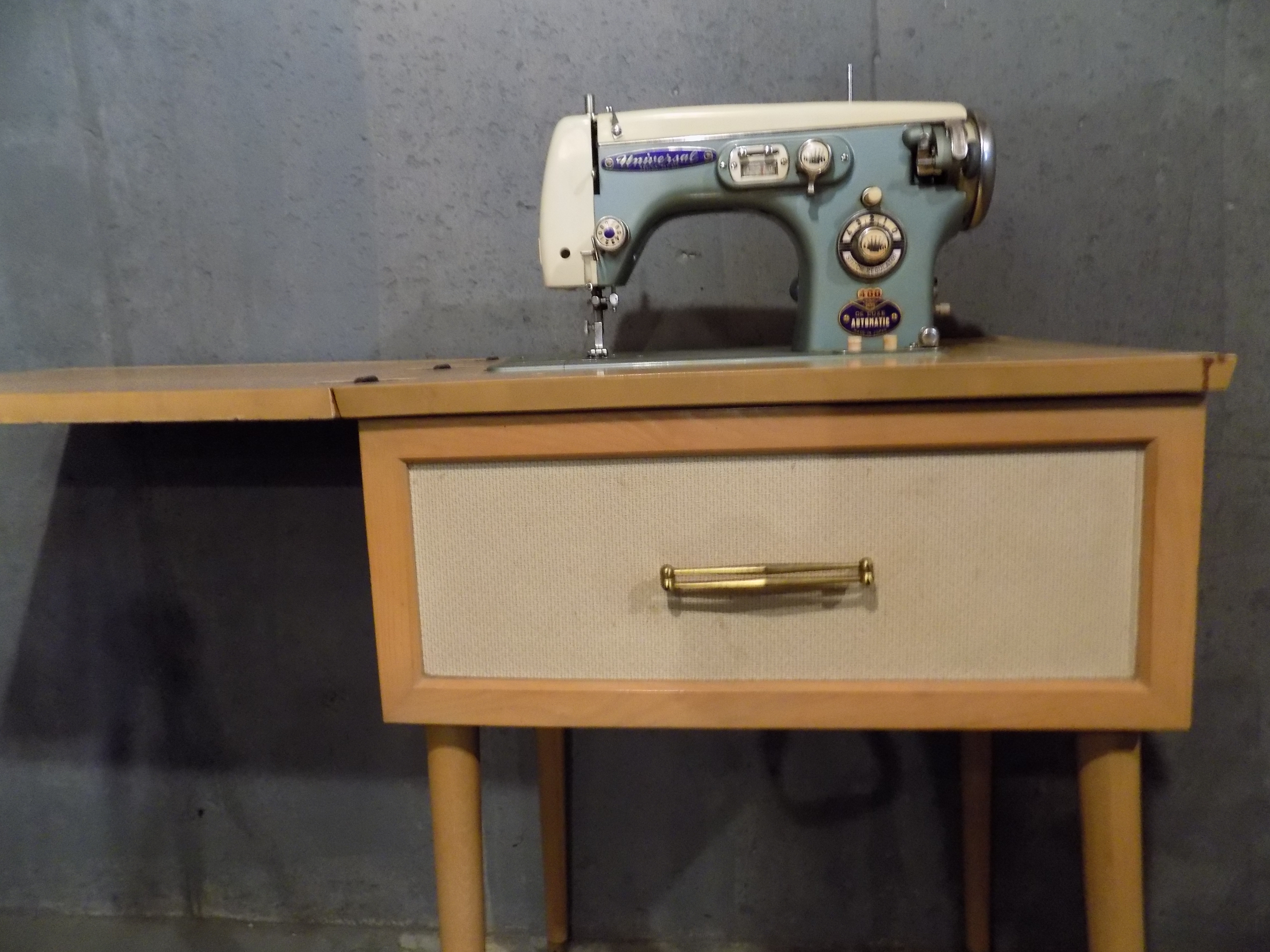 Vintage Universal 400 DeLuxe Sewing Machine and Table