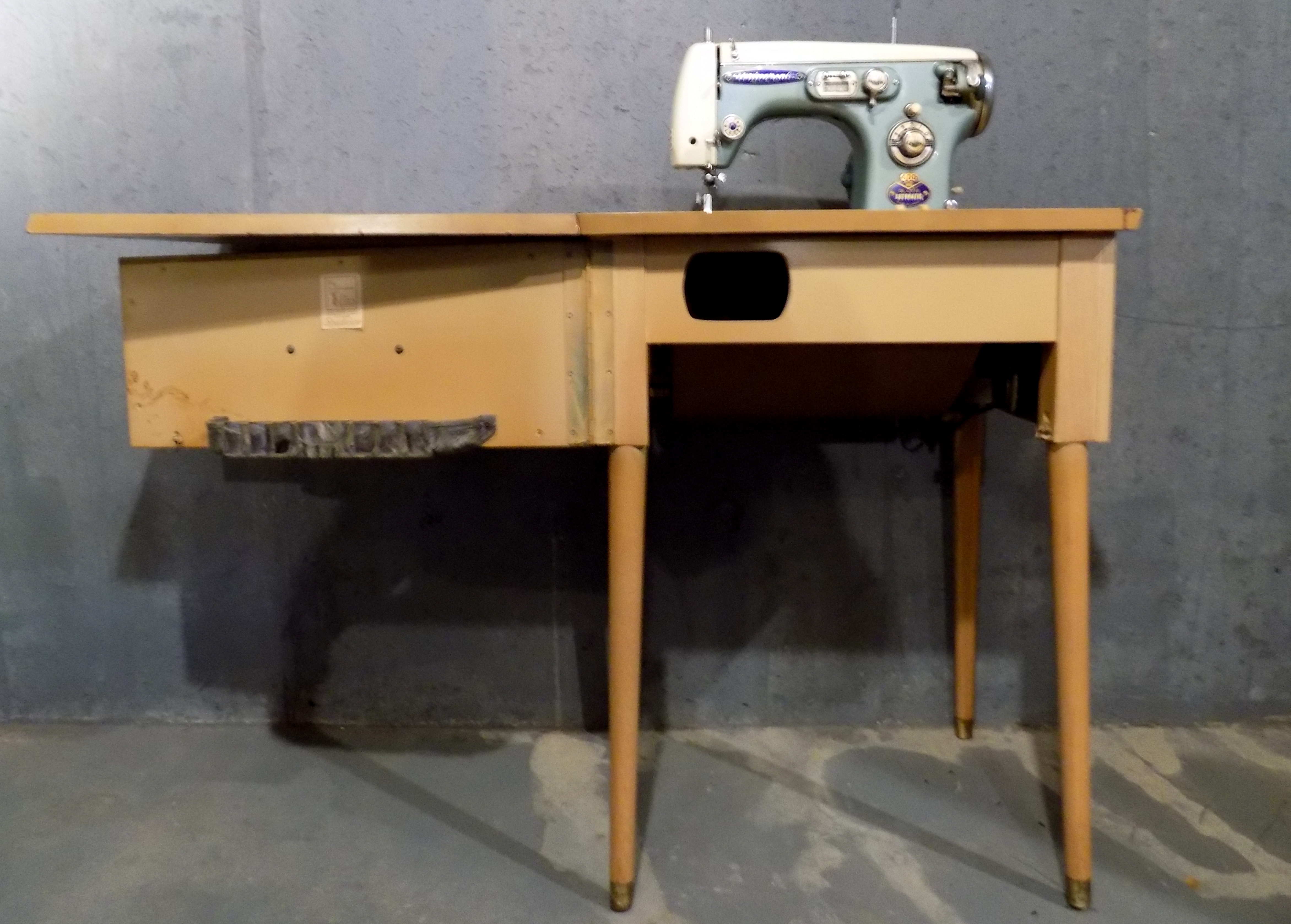 Vintage Universal 400 DeLuxe Sewing Machine and Table
