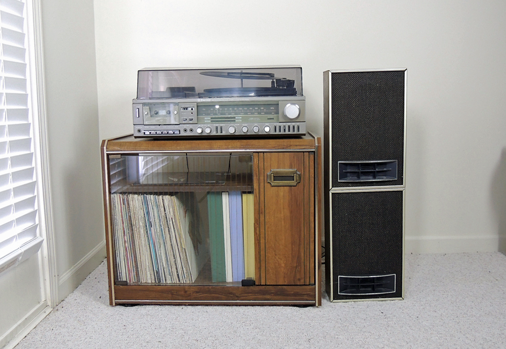 Emerson Turntable Stereo and Vinyl Record Albums