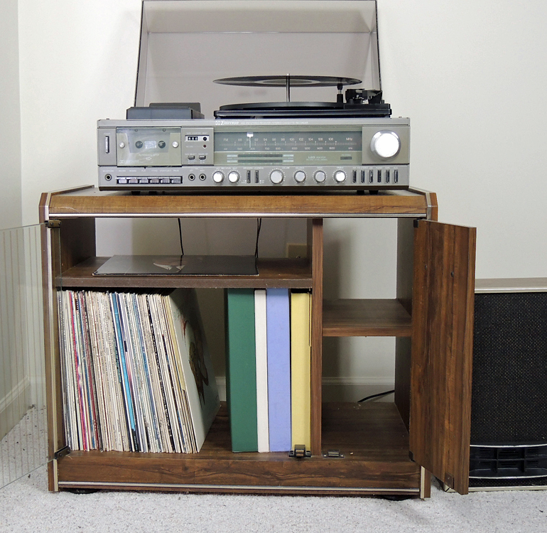 Emerson Turntable Stereo and Vinyl Record Albums