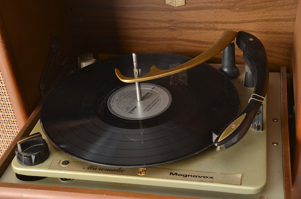 Vintage Magnavox Micromatic Record Player