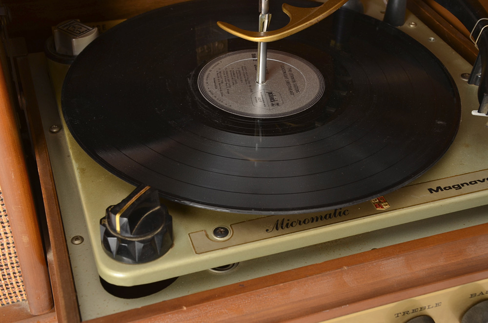Vintage Magnavox Micromatic Record Player