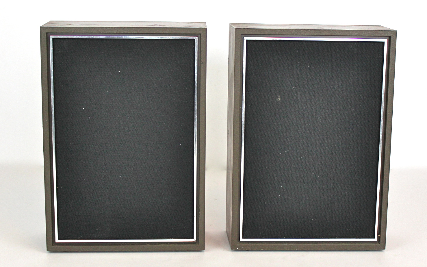 DYN Solid State Receiver Turntable & Speakers