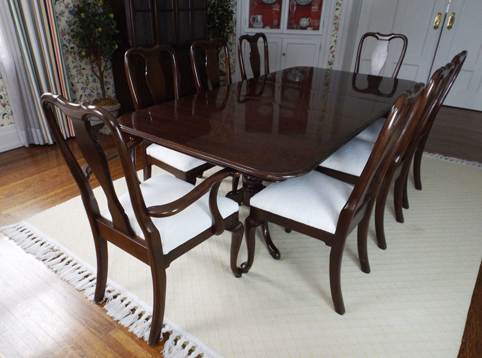 Gorgeous Ethan Allen Mahogany Dining Table and Eight Chairs
