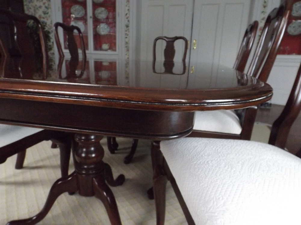 Gorgeous Ethan Allen Mahogany Dining Table and Eight Chairs