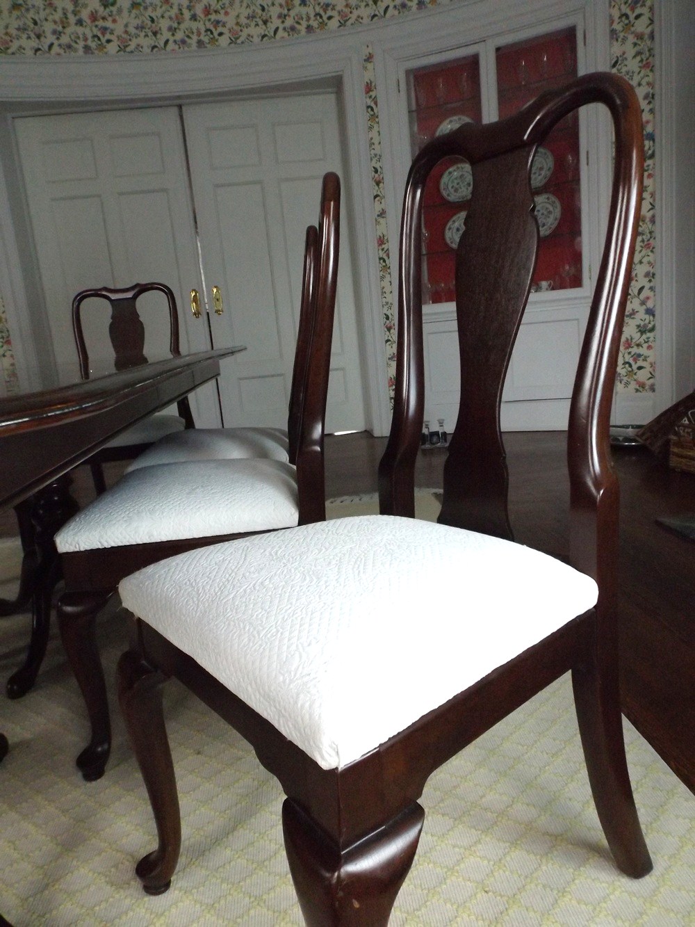Gorgeous Ethan Allen Mahogany Dining Table and Eight Chairs