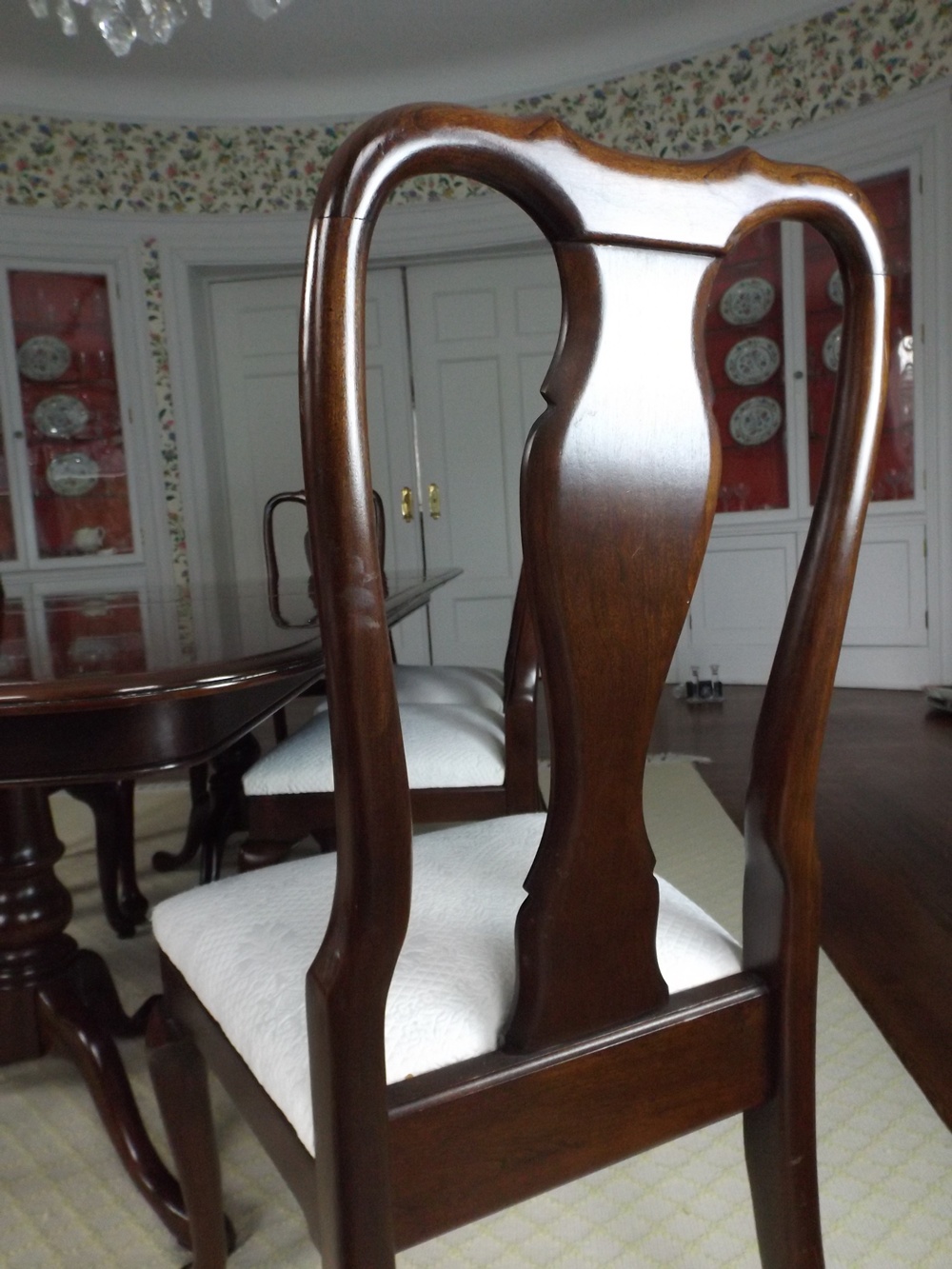 Gorgeous Ethan Allen Mahogany Dining Table and Eight Chairs