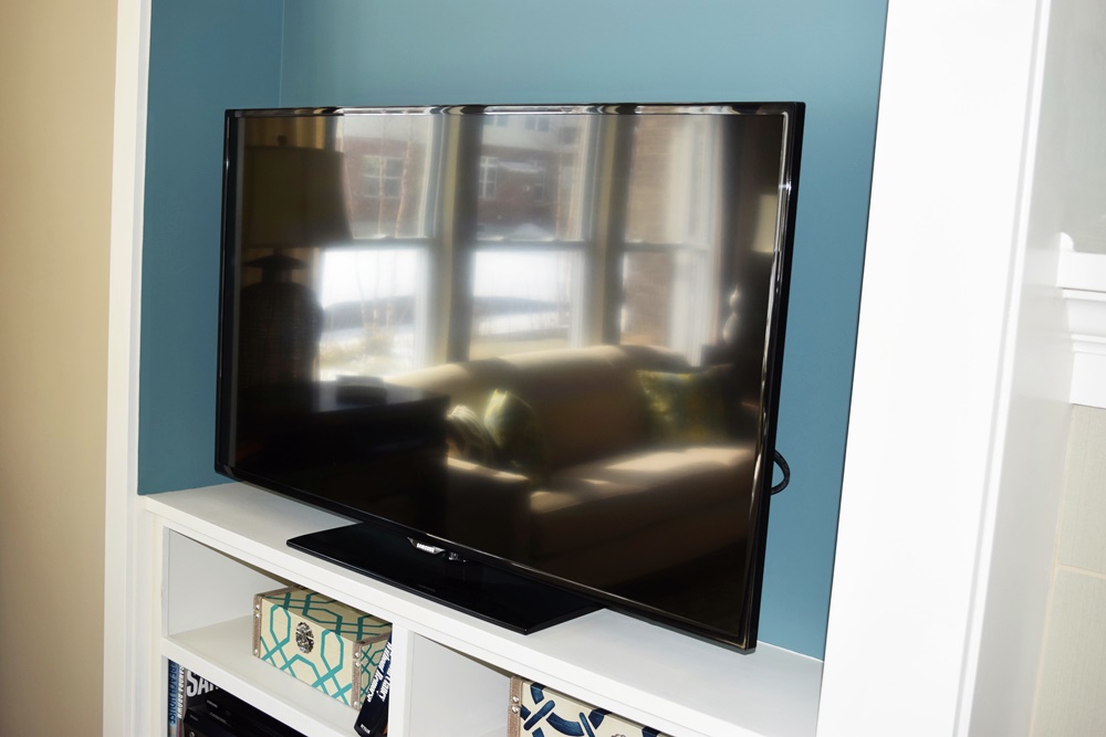 Samsung LED TV, Model UN55EH6000FXZA with Remote and Blue Ray