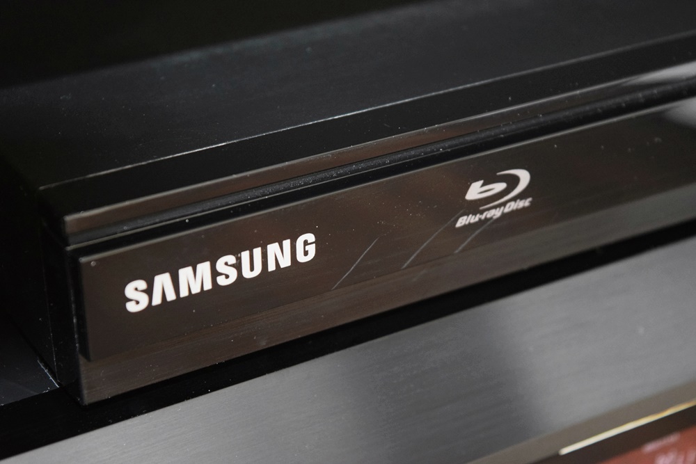 Samsung LED TV, Model UN55EH6000FXZA with Remote and Blue Ray