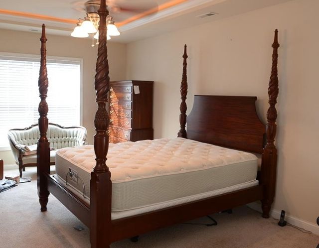 Crescent Furniture Pineapple Planters Poster Bed