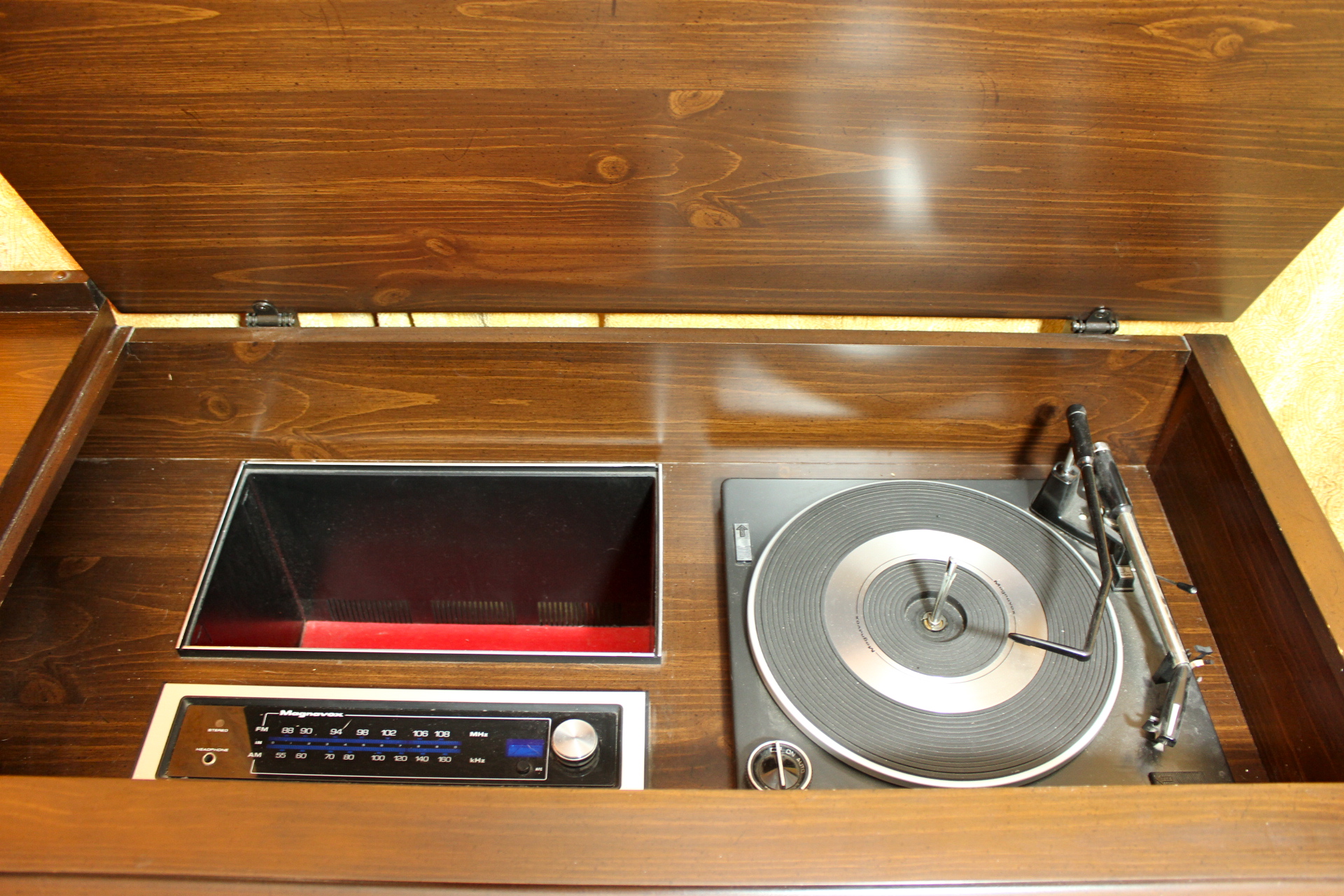 Vintage Magnavox Stereo Turntable Console