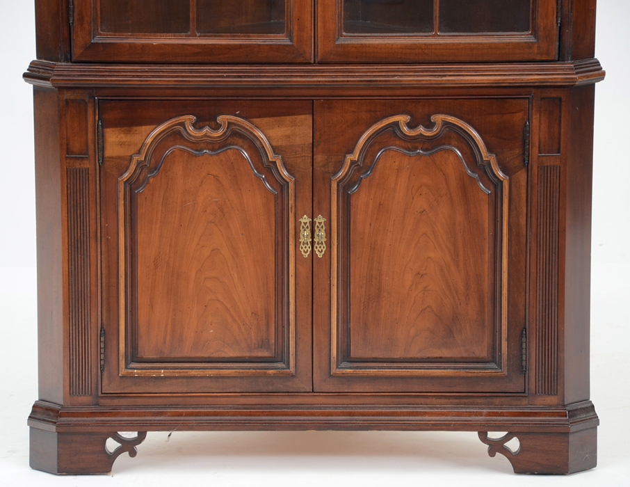 Thomasville Corner China Hutch Cabinet