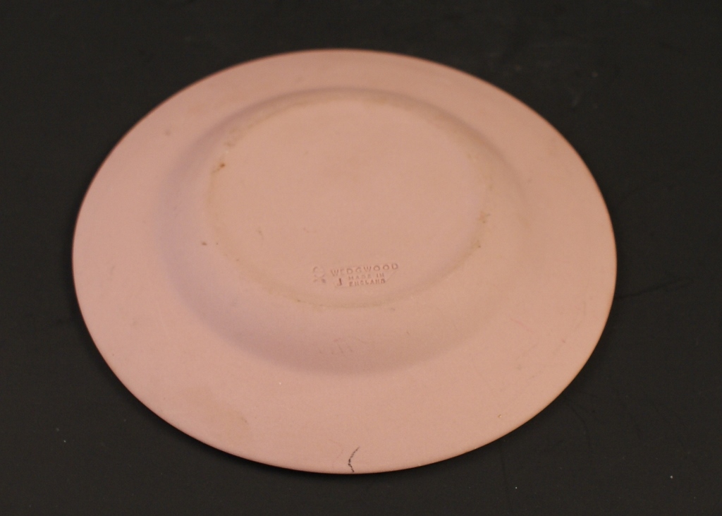 Six Pieces of Enamel Wear and Pottery, Hull and Wedgwood