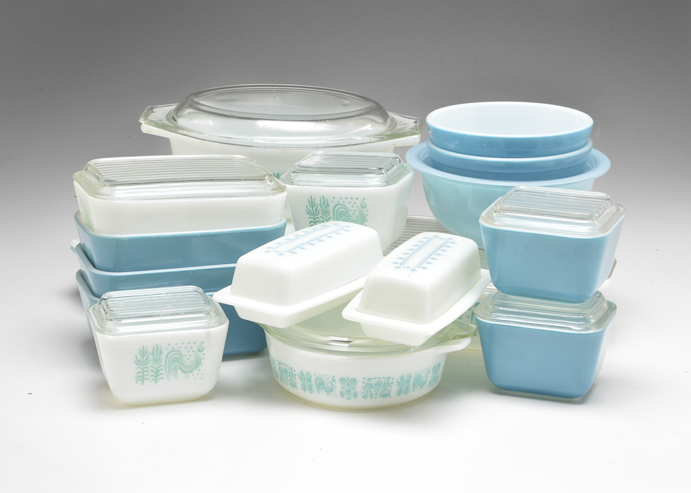 Vintage Pyrex Kitchenware Collection in Blues