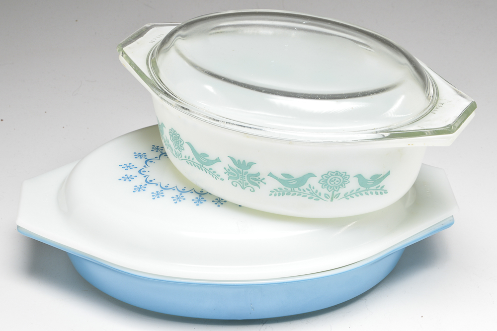Vintage Pyrex Kitchenware Collection in Blues
