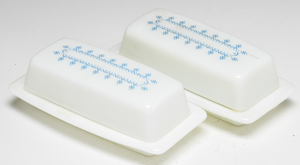 Vintage Pyrex Kitchenware Collection in Blues