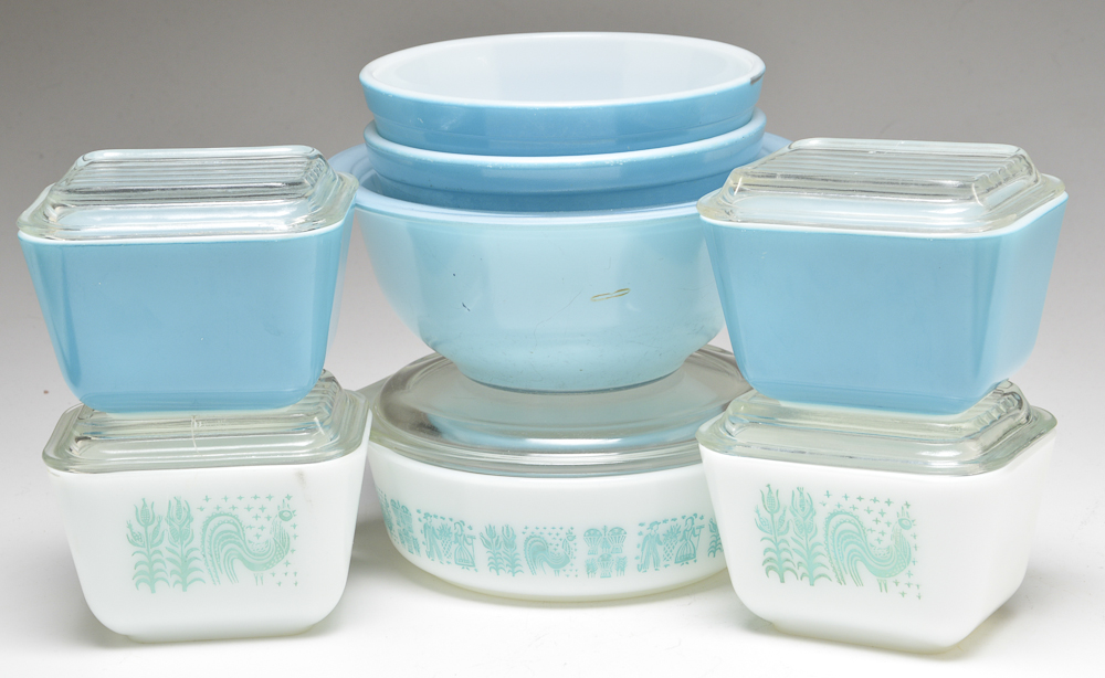 Vintage Pyrex Kitchenware Collection in Blues