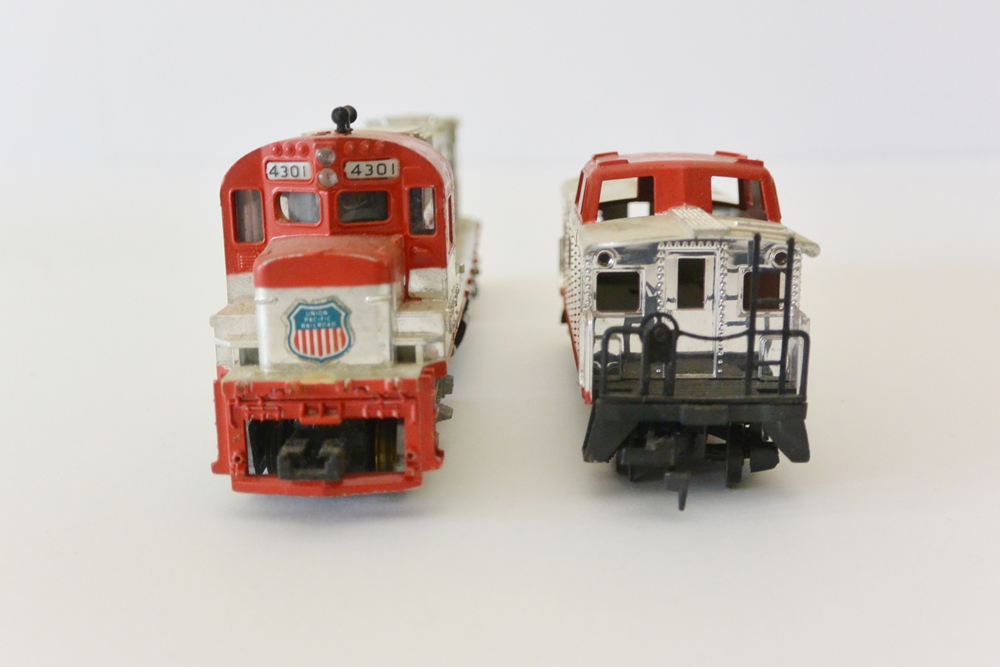 HO Guage Silver Streak Engine and Caboose