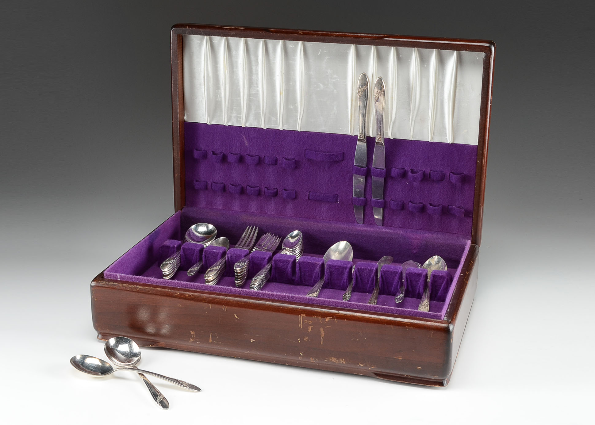 Oneida Tudor Plate "Queen Bess II" Flatware