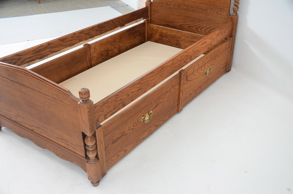 Young Hinkle Oak Twin Trundle Bed